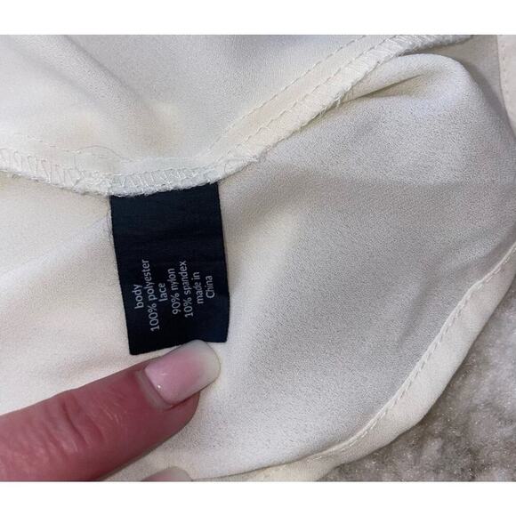 Lane Bryant lack/crochet sleeve/neck line white long sleeve blouse SZ 18/20 - Picture 9 of 10